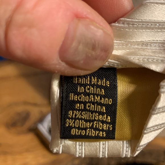 DONALD J TRUMP SIGNATURE CREAM SILK DIAGONAL WEAVE SHADOW STRIPES NECKTIE. - Picture 8 of 12